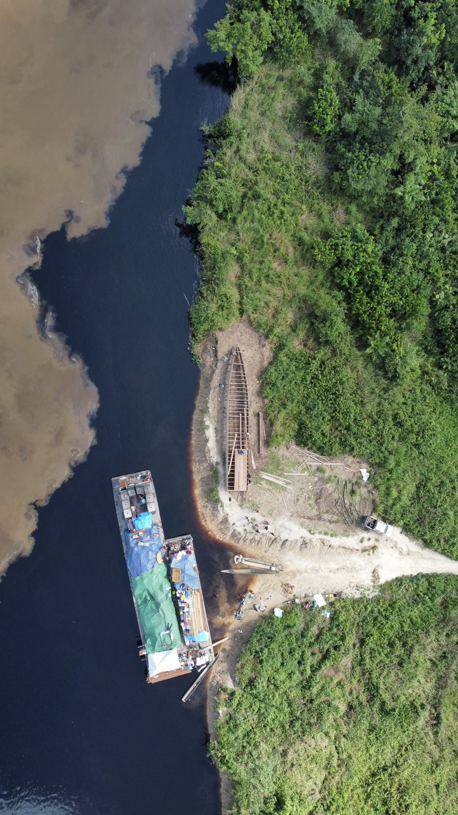 Barges à quai sur la rivière, vue du ciel, photographie de septembre 2021