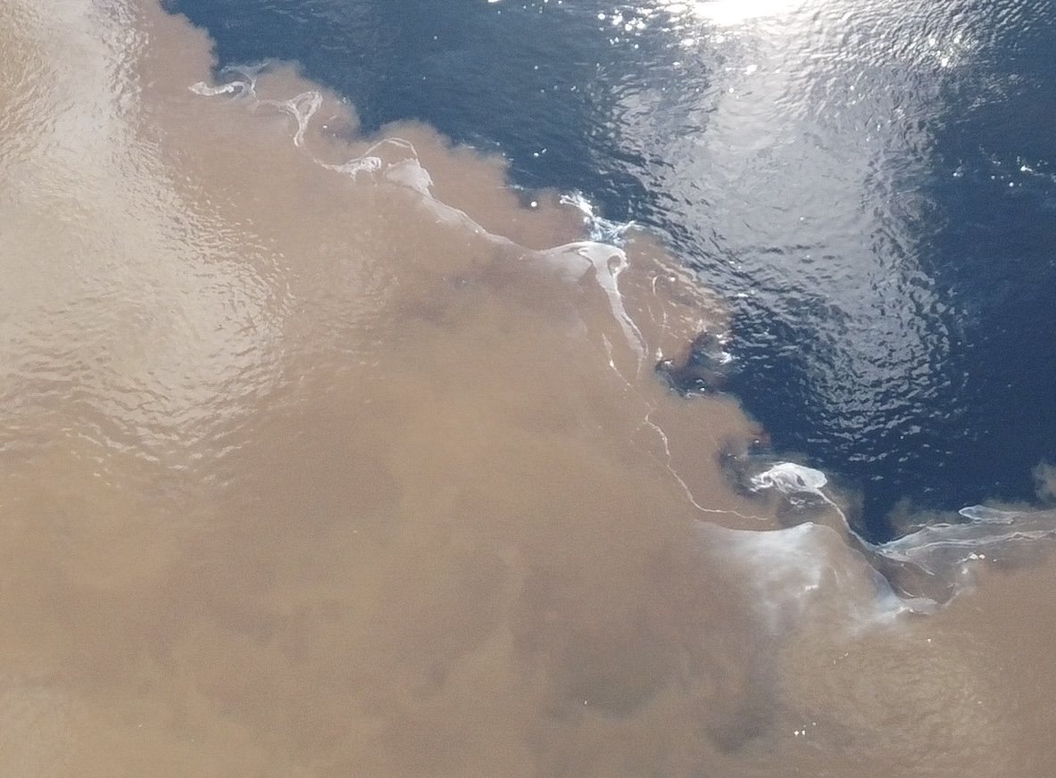 Confluence de deux rivières vue du ciel, près du domaine, photographie de septembre 2021